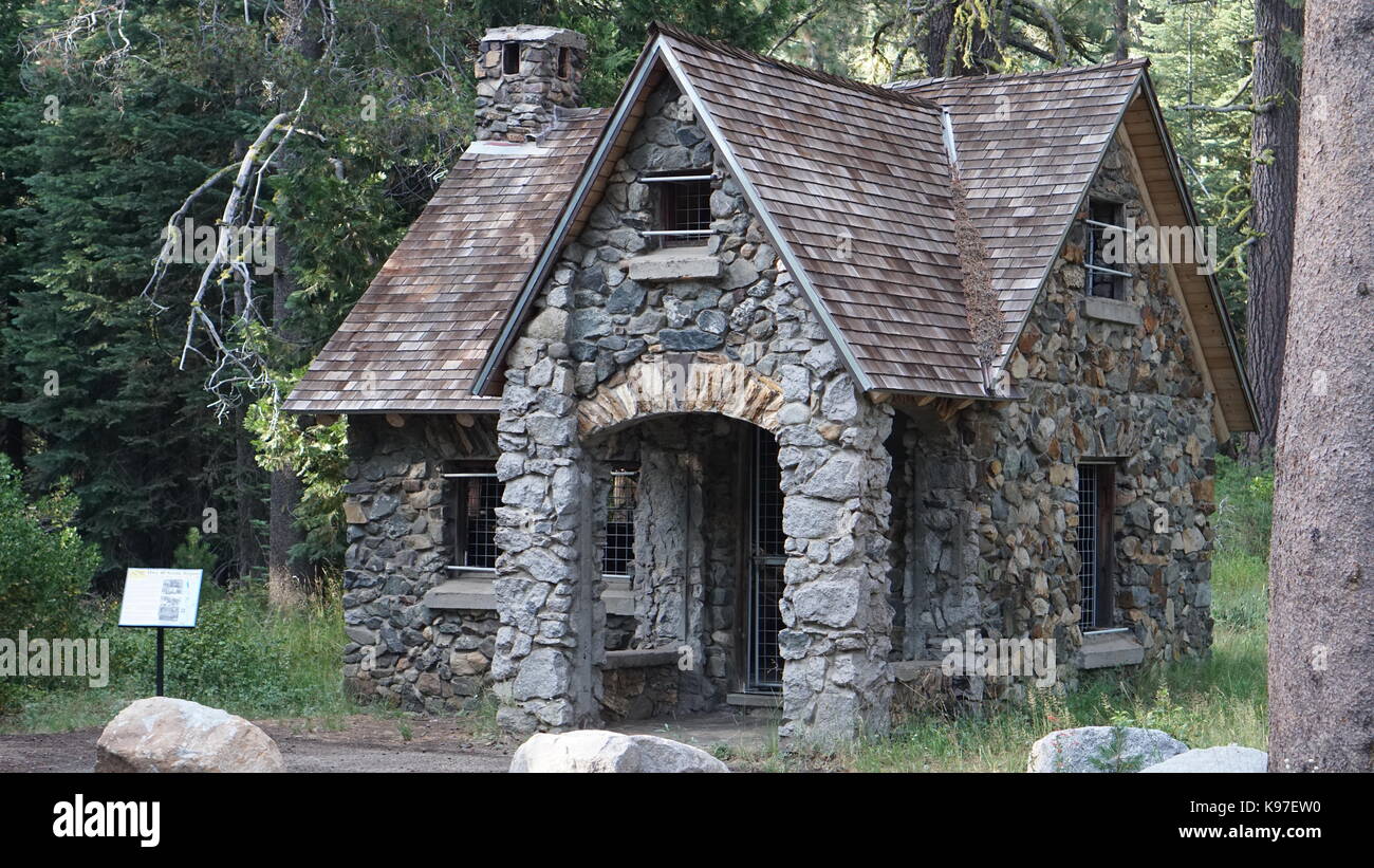 Antigua casa de piedra en la sierra Fotografía de stock - Alamy