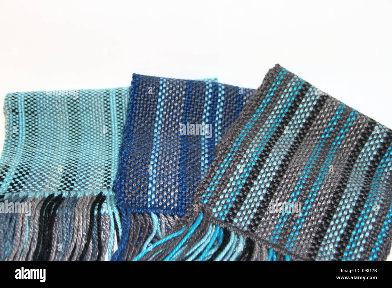 Telares, racores, bufandas tejidas a telar, hilos de colores fondos blancos  Fotografía de stock - Alamy