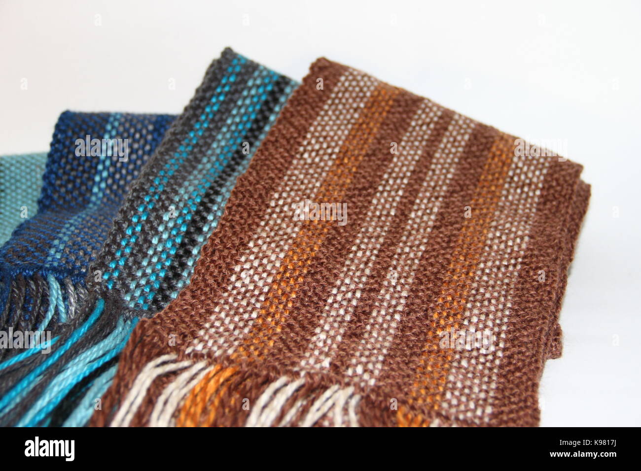 Telares, racores, bufandas tejidas a telar, hilos de colores fondos blancos  Fotografía de stock - Alamy