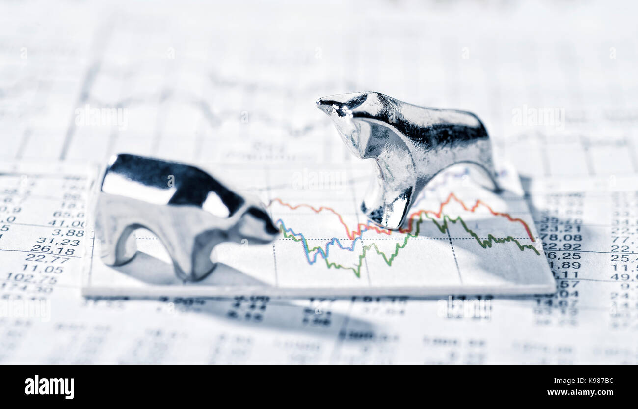 Bull y bear están en un gráfico con los precios de mercado. Foto de stock