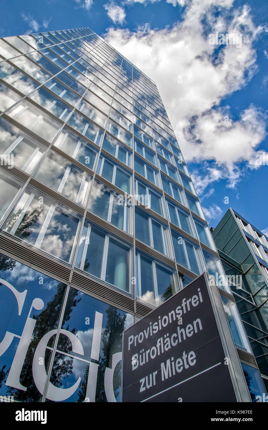 Edificio de oficinas cielo de Frankfurt con signo de un corredor de bienes raíces Foto de stock
