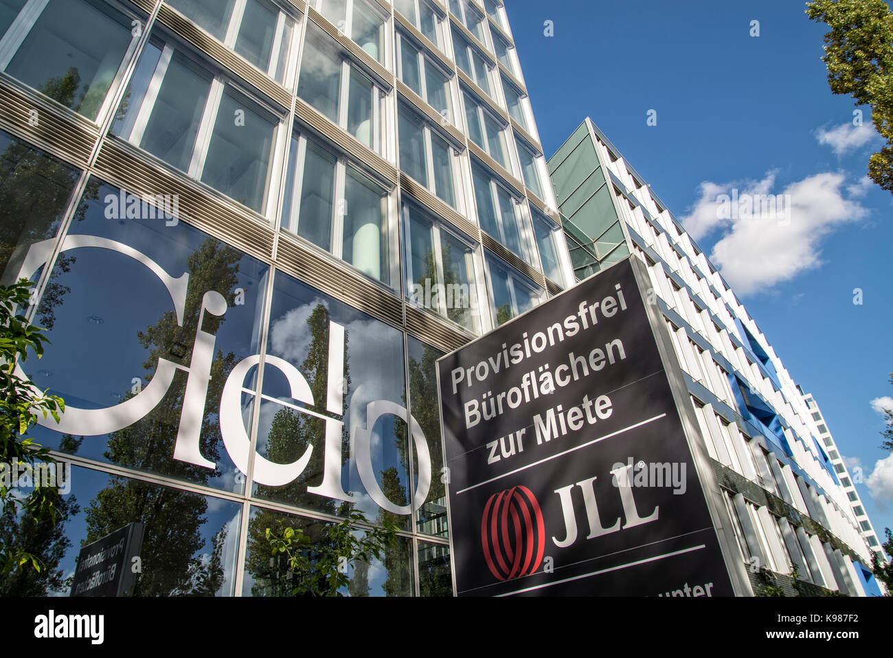 Edificio de oficinas cielo de Frankfurt con signo de un corredor de bienes raíces Foto de stock
