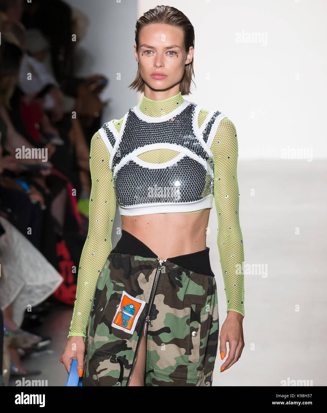 New York, NY - 2017: birgit kos camina la pista de aterrizaje en el jeremy