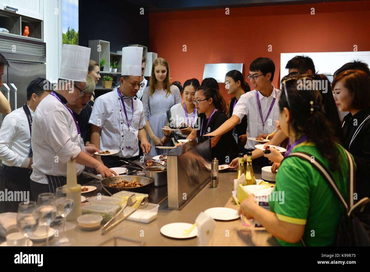 Qingdao, Qingdao, China. 22 sep, 2017. Qingdao, China-22ND Septiembre 2017: (sólo para uso editorial. china).La gente experimenta la ciencia y la tecnología avanzadas, incluyendo la impresión 3D, el robot, y la realidad virtual en la China International Consumer Electronic Show en Qingdao, Provincia de Shandong, China oriental. Crédito: sipa asia/zuma alambre/alamy live news Foto de stock