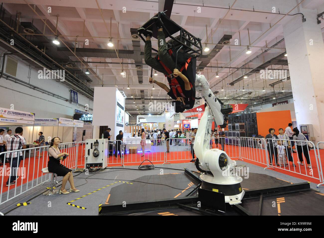 Qingdao, Qingdao, China. 22 sep, 2017. Qingdao, China-22ND Septiembre 2017: (sólo para uso editorial. china).La gente experimenta la ciencia y la tecnología avanzadas, incluyendo la impresión 3D, el robot, y la realidad virtual en la China International Consumer Electronic Show en Qingdao, Provincia de Shandong, China oriental. Crédito: sipa asia/zuma alambre/alamy live news Foto de stock