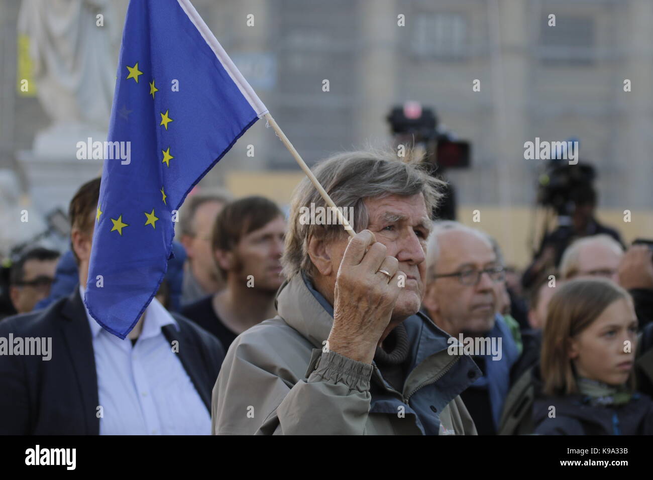 Berlín, Alemania. El 22 de septiembre de 2017. un partidario ondea una bandera de la UE. El candidato alemán para el rectorado de la SPD (partido socialdemócrata de Alemania) fue el orador principal en una gran manifestación en el centro de Berlín, dos días antes de las elecciones generales alemanas. Foto de stock