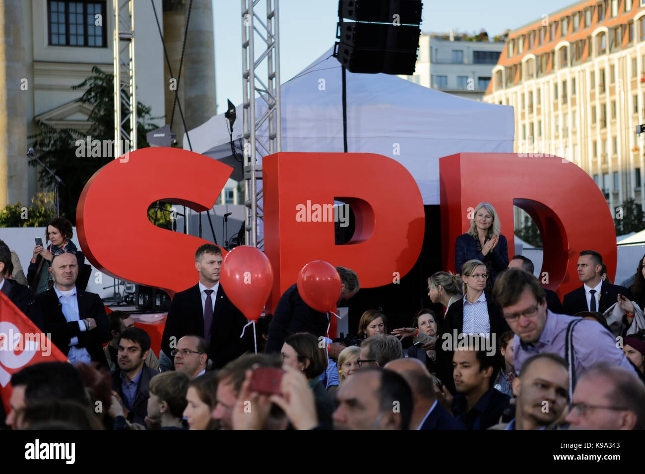 Berlín, Alemania. El 22 de septiembre de 2017. miles de partidarios del partido han acudido a la manifestación. El candidato alemán para el rectorado de la SPD (partido socialdemócrata de Alemania) fue el orador principal en una gran manifestación en el centro de Berlín, dos días antes de las elecciones generales alemanas. Foto de stock