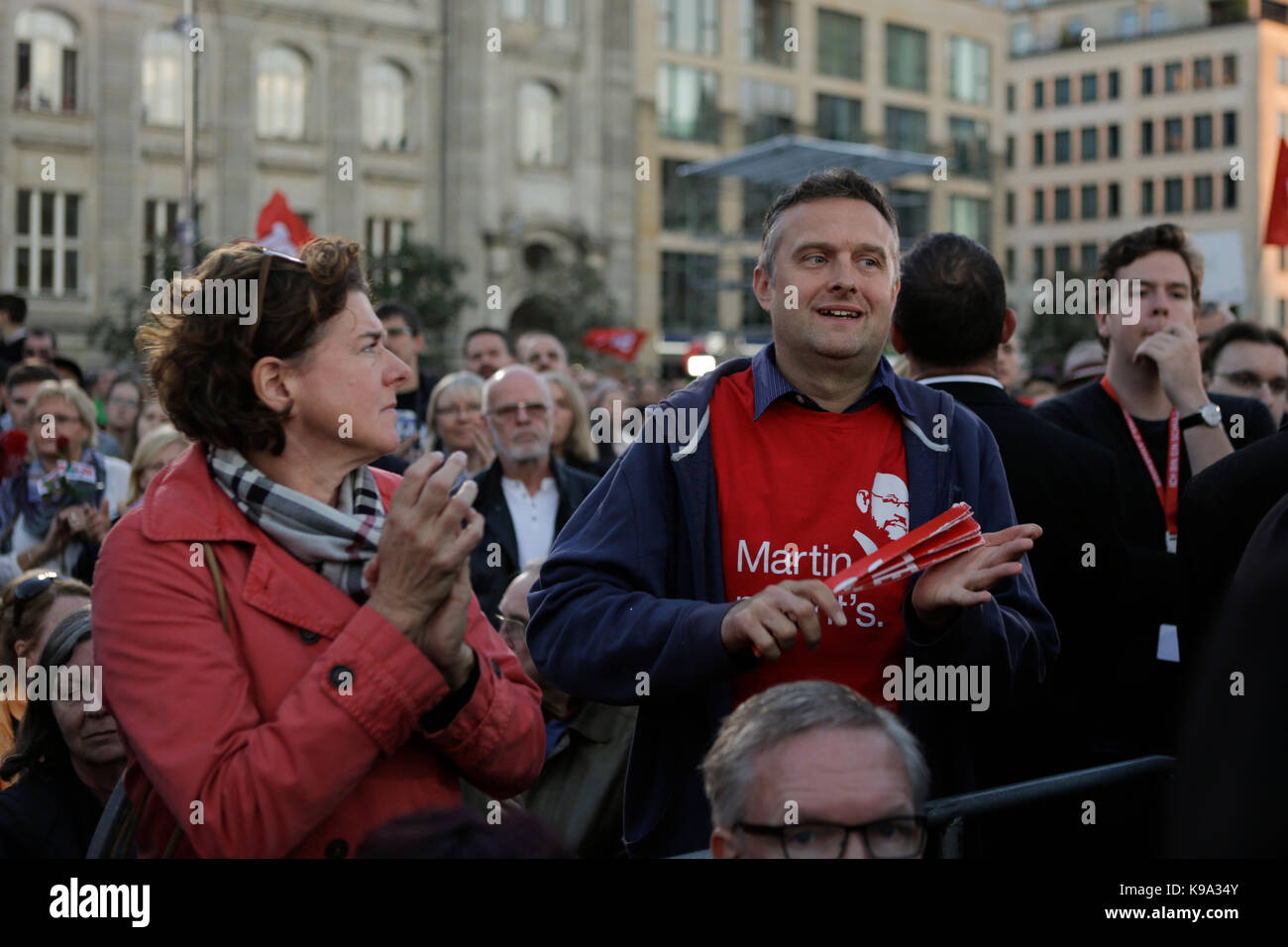 Berlín, Alemania. El 22 de septiembre de 2017. Los partidarios del partido aplausos Martin Schulz el candidato alemán para el rectorado de la SPD (partido socialdemócrata de Alemania) fue el orador principal en una gran manifestación en el centro de Berlín, dos días antes de las elecciones generales alemanas. Foto de stock