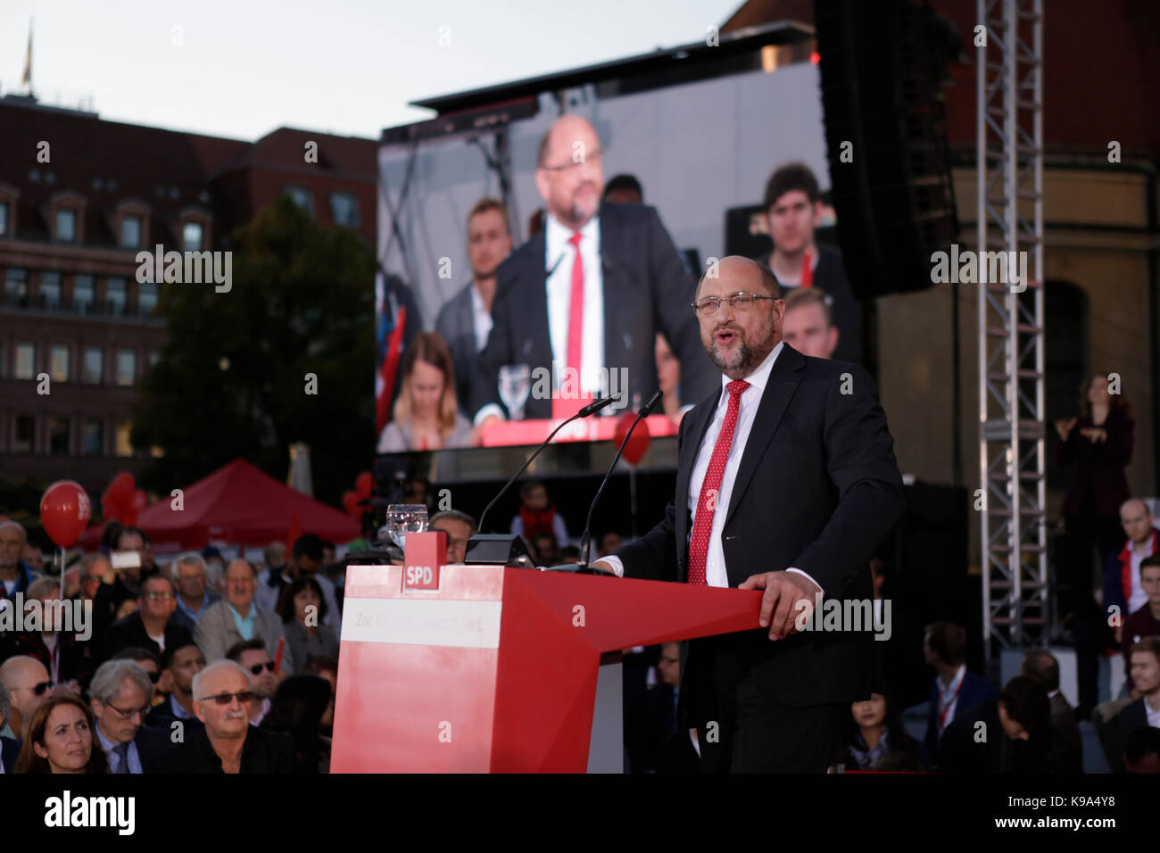Berlín, Alemania. 22 Sep, 2017. Martin Schulz aborda el rallye. El candidato para el Rectorado alemán del SPD (Partido Socialdemócrata de Alemania) fue el orador principal en una gran manifestación en el centro de Berlín, dos días antes de las elecciones generales alemanas. Crédito: Sopa de imágenes limitado/Alamy Live News Foto de stock