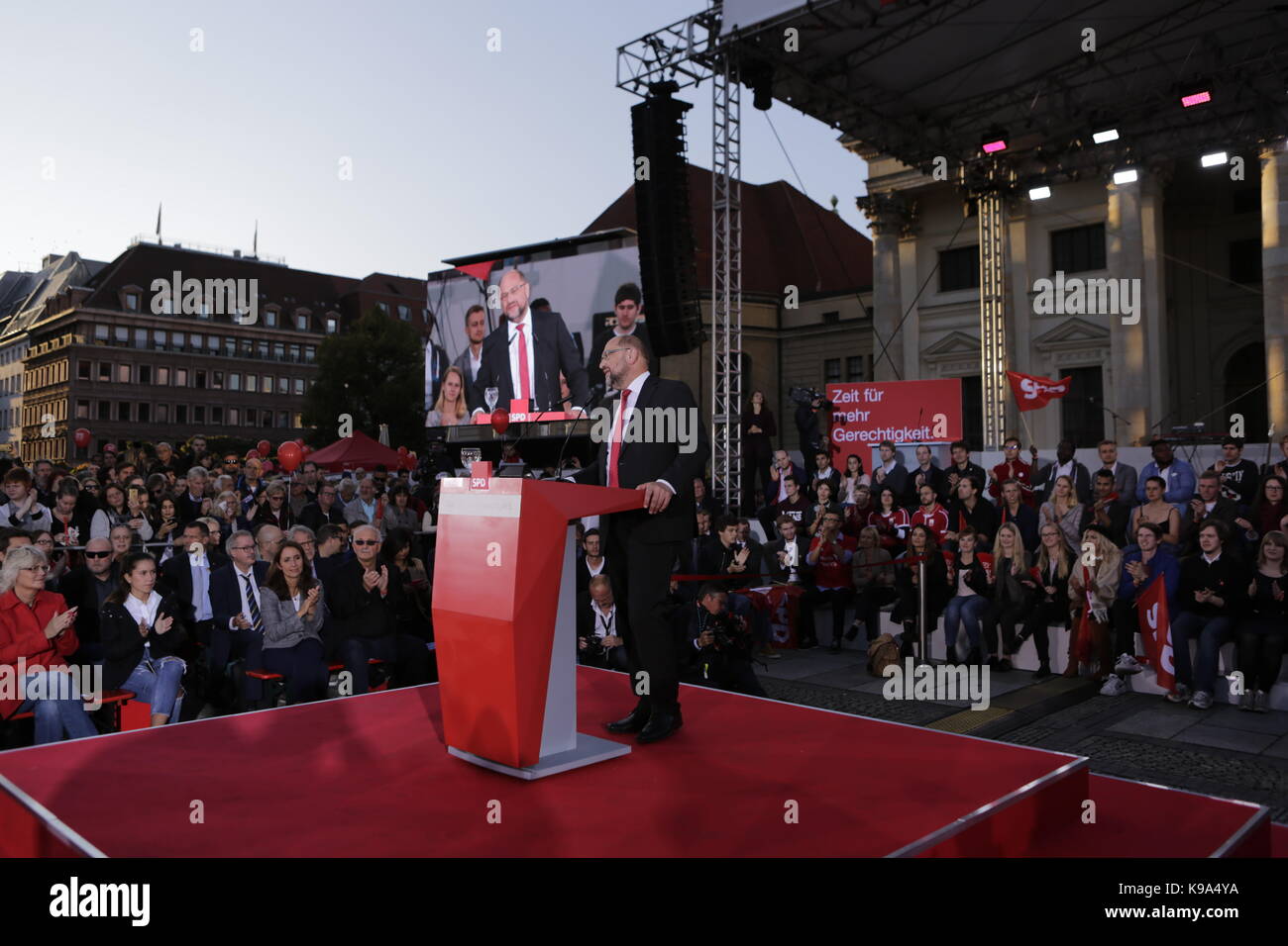 Berlín, Alemania. 22 Sep, 2017. Martin Schulz aborda el rallye. El candidato para el Rectorado alemán del SPD (Partido Socialdemócrata de Alemania) fue el orador principal en una gran manifestación en el centro de Berlín, dos días antes de las elecciones generales alemanas. Crédito: Sopa de imágenes limitado/Alamy Live News Foto de stock