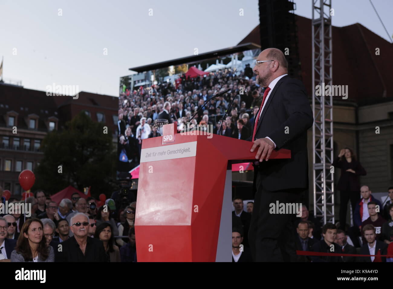 Berlín, Alemania. 22 Sep, 2017. Martin Schulz aborda el rallye. El candidato para el Rectorado alemán del SPD (Partido Socialdemócrata de Alemania) fue el orador principal en una gran manifestación en el centro de Berlín, dos días antes de las elecciones generales alemanas. Crédito: Sopa de imágenes limitado/Alamy Live News Foto de stock