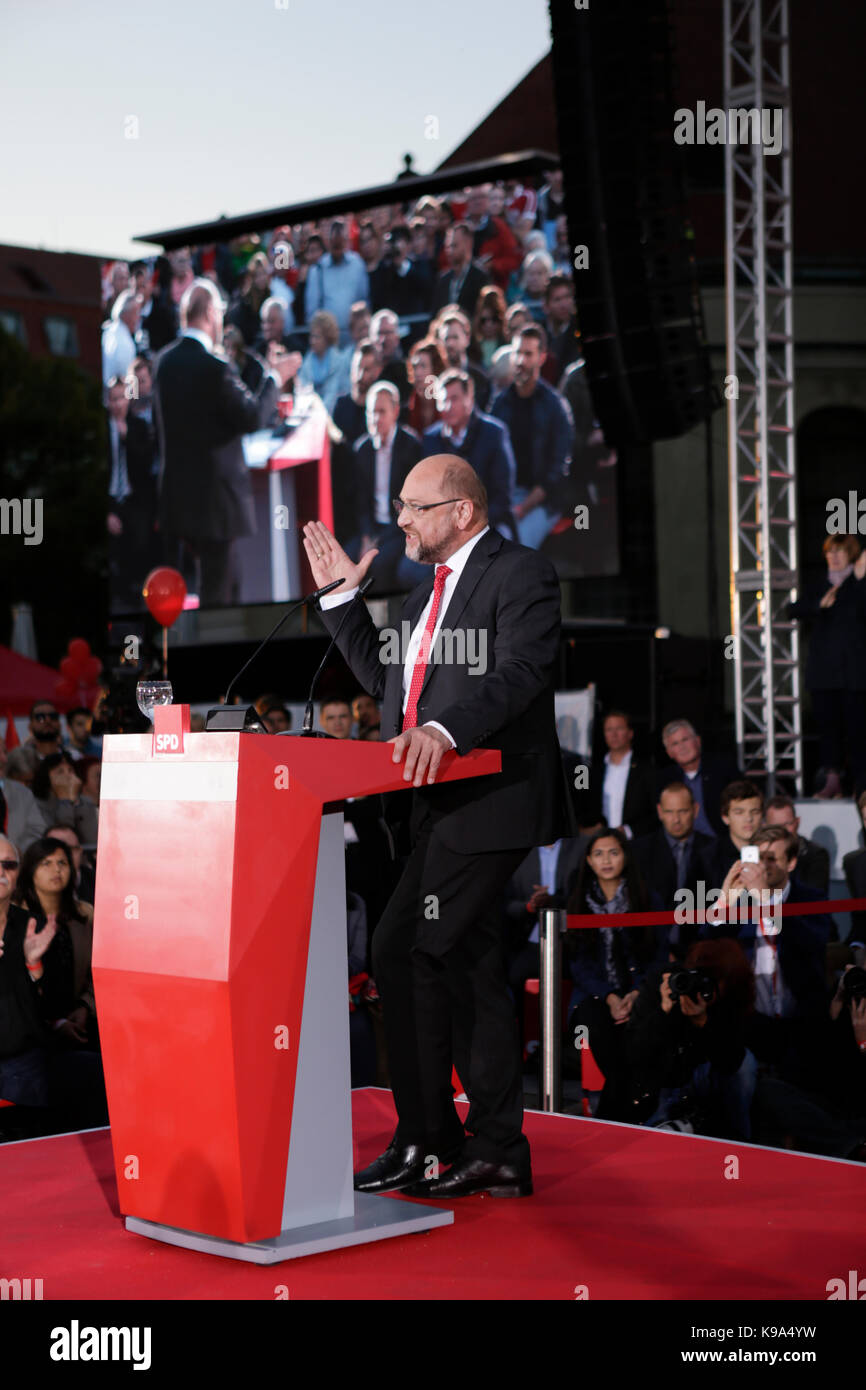 Berlín, Alemania. 22 Sep, 2017. Martin Schulz aborda el rallye. El candidato para el Rectorado alemán del SPD (Partido Socialdemócrata de Alemania) fue el orador principal en una gran manifestación en el centro de Berlín, dos días antes de las elecciones generales alemanas. Crédito: Sopa de imágenes limitado/Alamy Live News Foto de stock