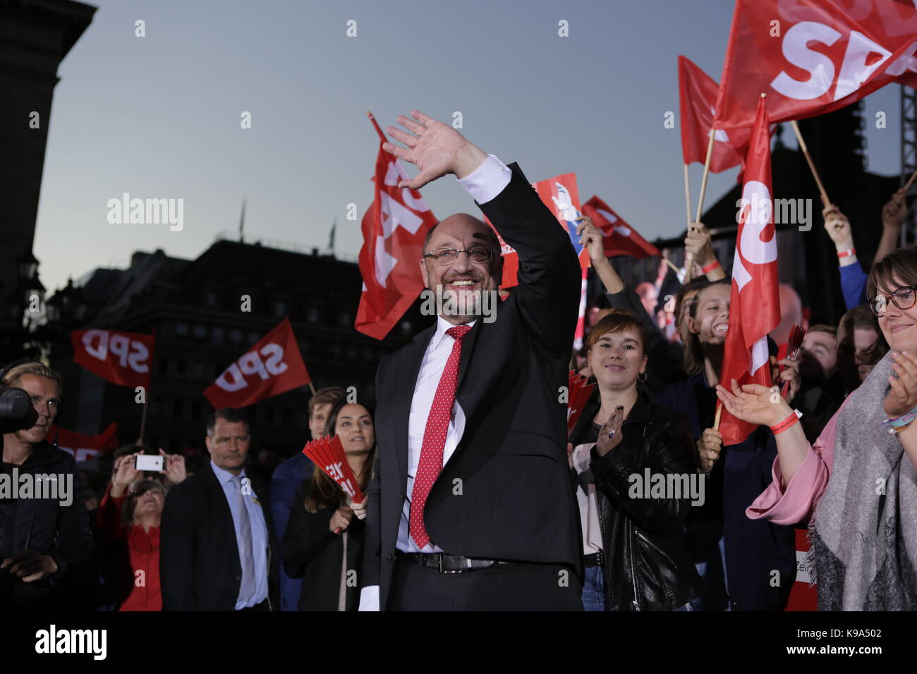 Berlín, Alemania. 22 Sep, 2017. Martin Schulz, ondas en la multitud. El candidato para el Rectorado alemán del SPD (Partido Socialdemócrata de Alemania) fue el orador principal en una gran manifestación en el centro de Berlín, dos días antes de las elecciones generales alemanas. Crédito: Sopa de imágenes limitado/Alamy Live News Foto de stock