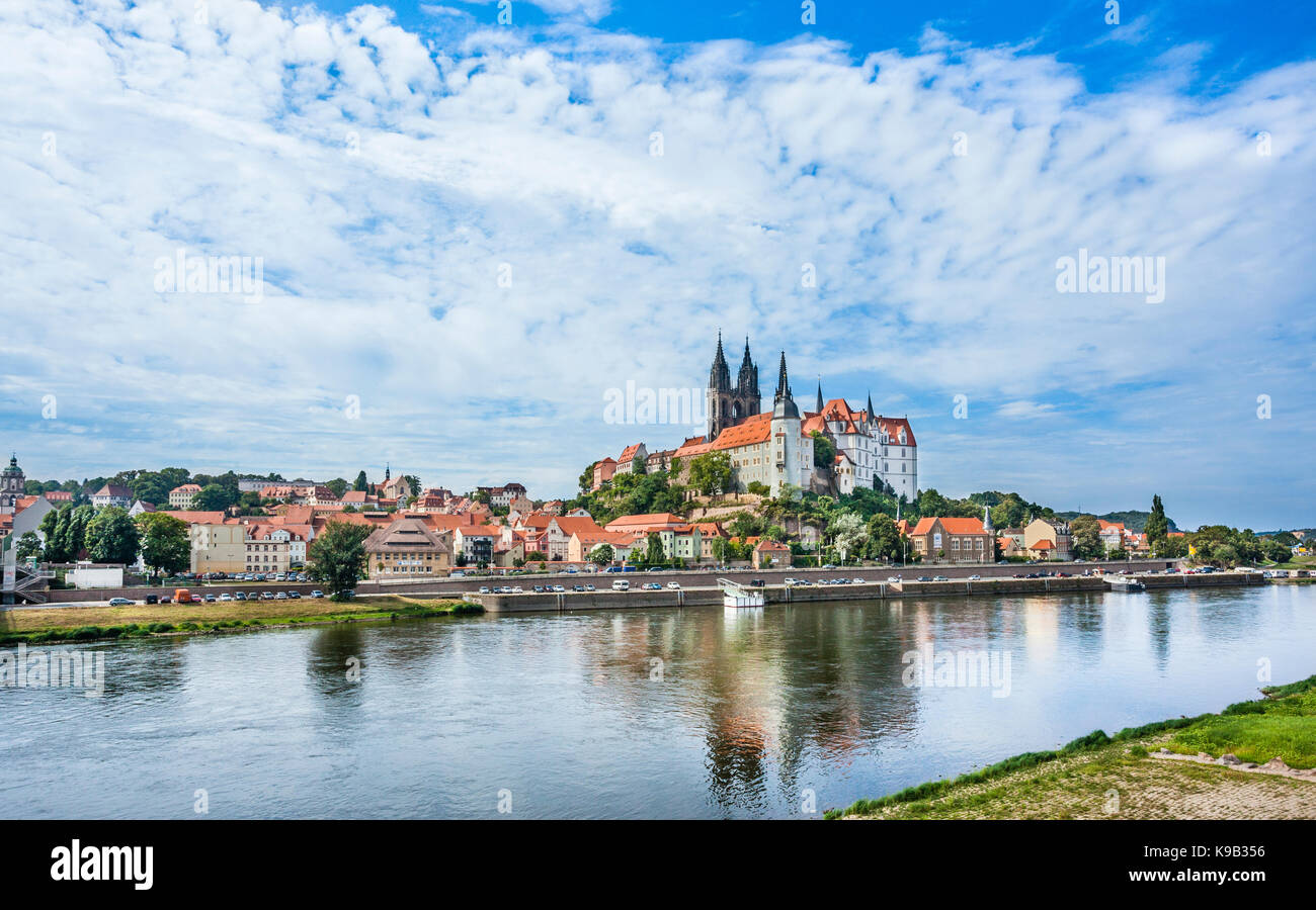 Alemania, Sajonia, Meissen, vista de la catedral y el castillo de Albrechtsburg Meissen cruzando el río Elba Foto de stock
