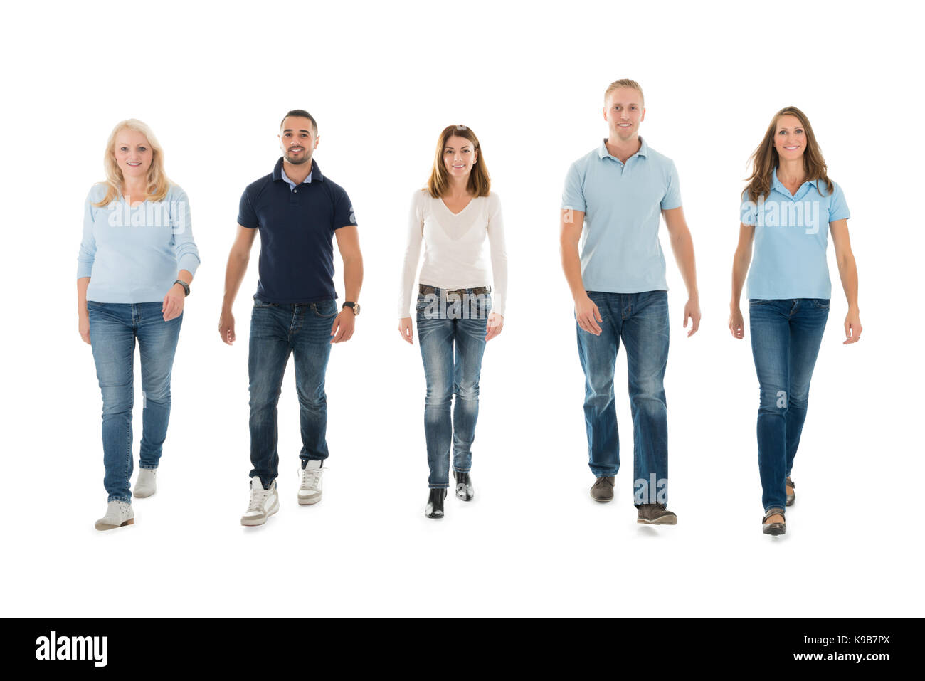 Retrato de longitud completa de personas confiadas en casuals caminar contra fondo blanco. Foto de stock