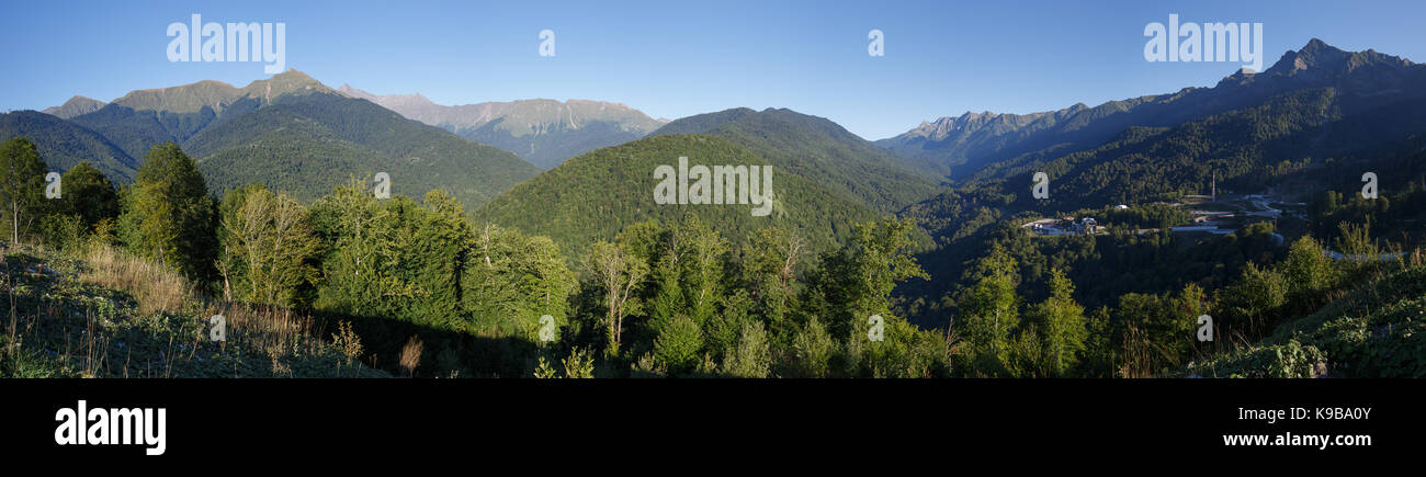 Cáucaso norte panorama de montaña en verano sunet. Foto de stock