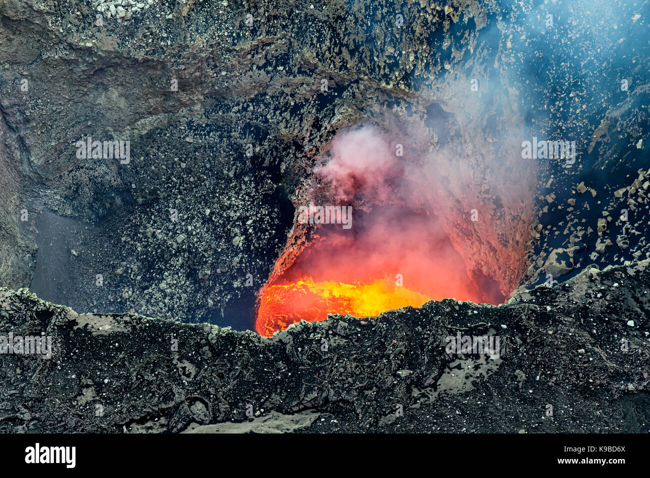 Cerca del cráter de un volcán activo en Masaya, Nicaragua Foto de stock