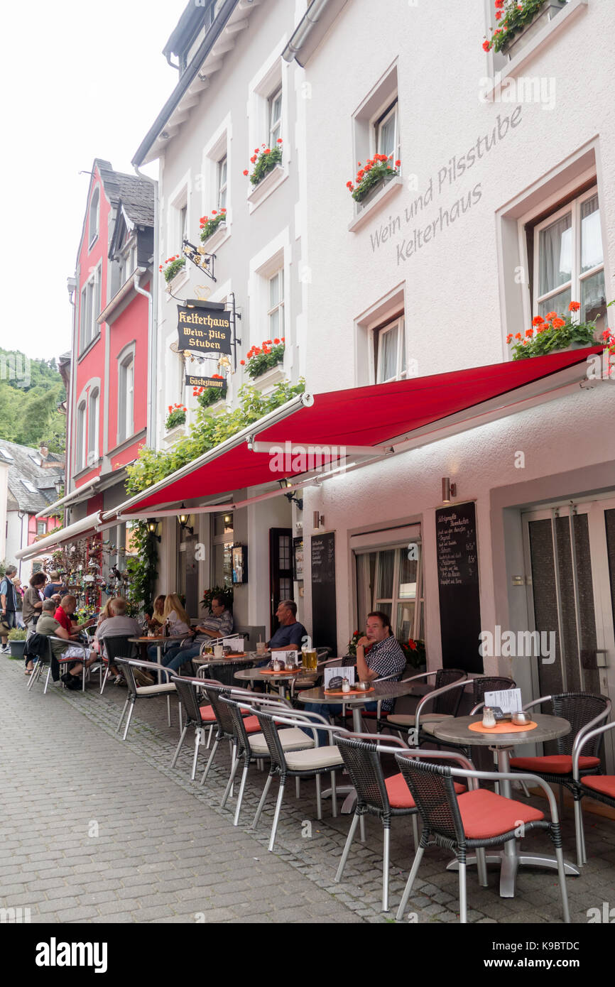 BERNKASTEL-KEUS, Alemania - 5ª Aug 17: Turistas relaja fuera , un restaurante tradicional alemán llamado Wein- und Pilsstube Kelterhaus en el oriente Foto de stock