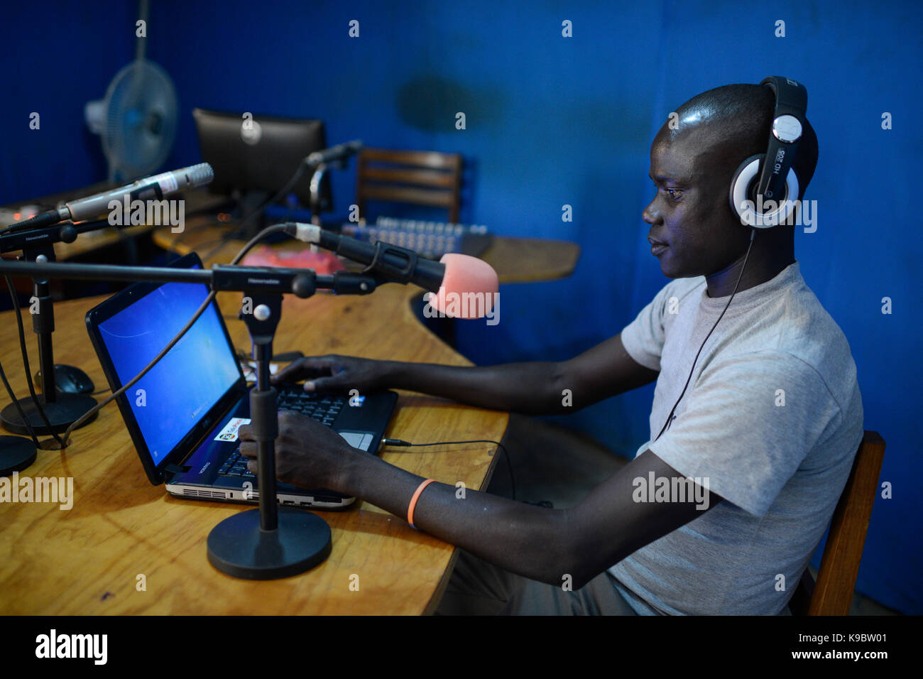 UGANDA, Arua, estación de Radio Pacis, reportero de Radio en Moyo Foto de stock