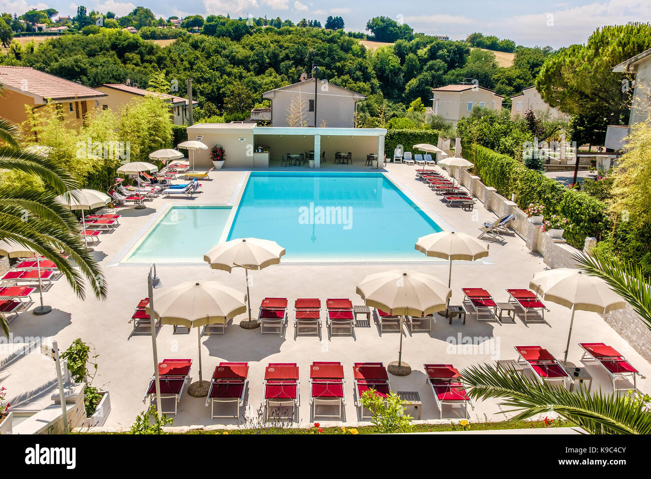 Lujoso hotel piscina vista aérea (Numana, Italia, 25 jul 2017) Foto de stock