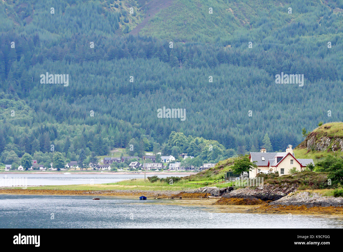 Casa situada en una bahía en el Scottish higland, Escocia, Reino Unido. Foto de stock