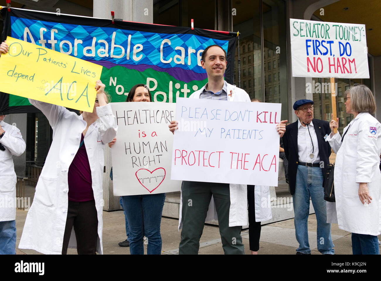 Philadelphia, PA, USA - 25 de febrero de 2017; los médicos están entre los cientos protestaban contra la propuesta de derogación de la Ley de atención asequible por el Trump-Admin Foto de stock