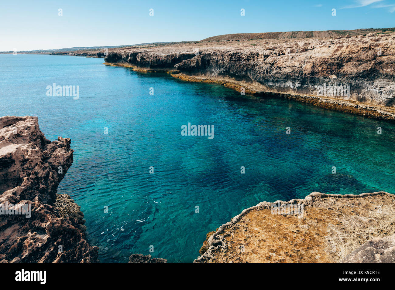 Azul turquesa del mar mediterráneo, en la costa de Cape Greco en Chipre la belleza de la naturaleza. Foto de stock