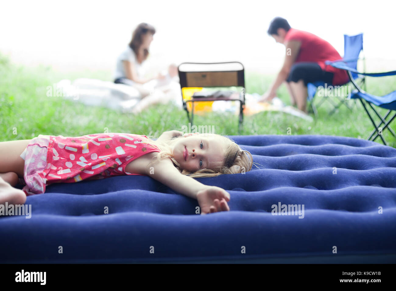 Niña acostado sobre una colchoneta inflable de picnic Fotografía de stock -  Alamy