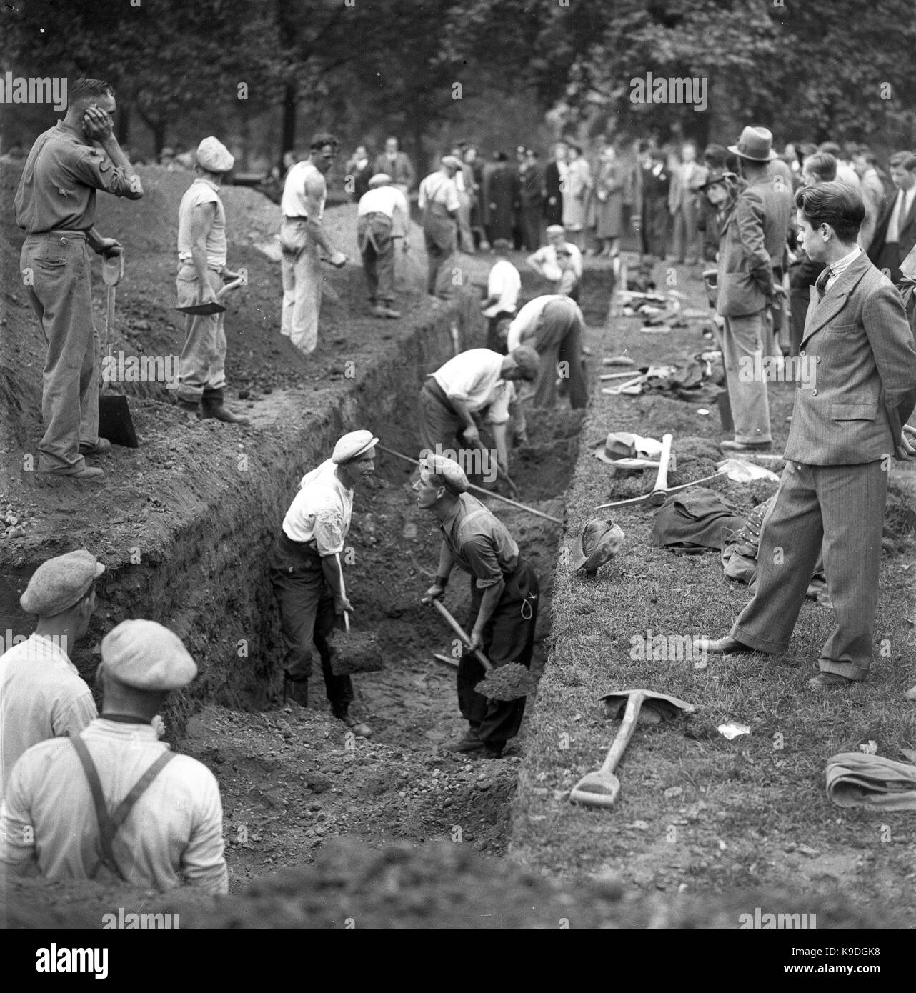 La excavación de trincheras para los refugios antiaéreos en Hyde Park, Londres, septiembre de 1938 Foto de stock