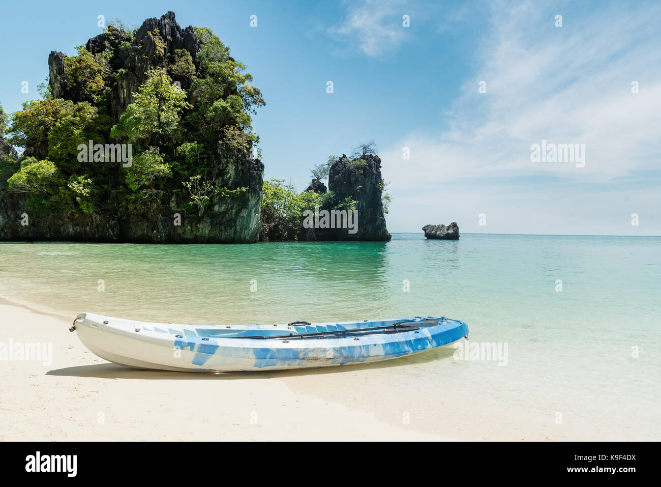 Kayaks en el azul tropical Beach en Phuket, Tailandia. Verano