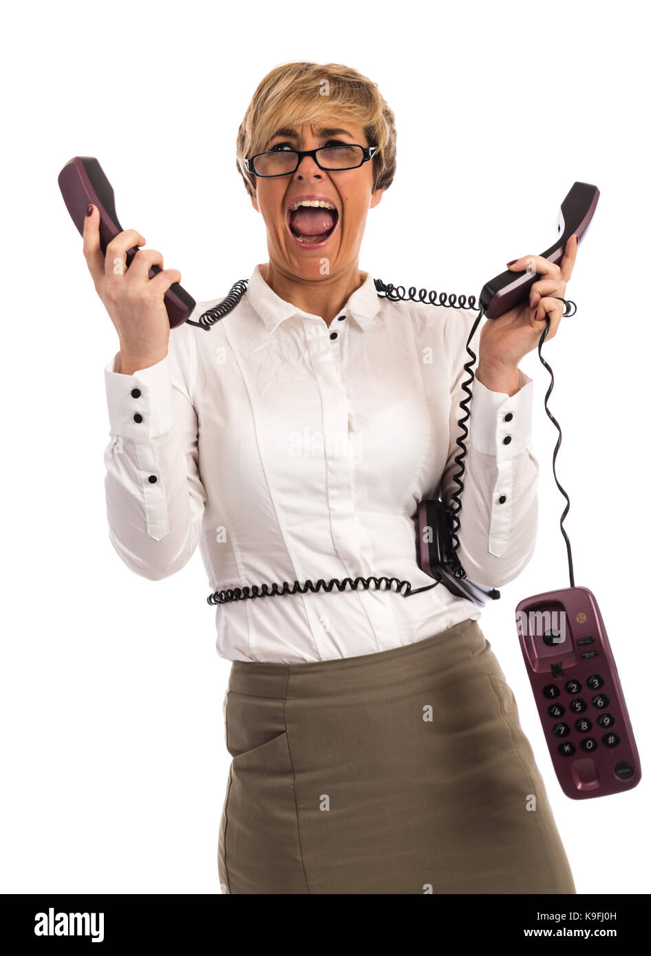 Una mujer de negocios cansados luchas con demasiados teléfonos Foto de stock