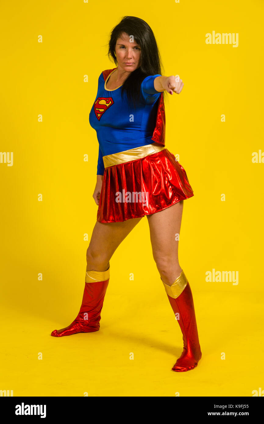 Mujer joven vestida como supergirl Foto de stock