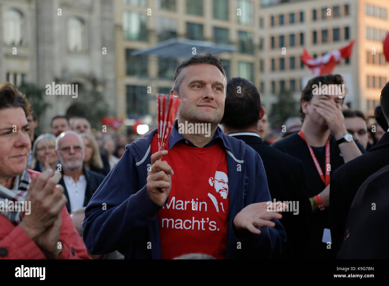 Berlín, Alemania. 22 sep, 2017. Los partidarios del partido aplausos Martin Schulz el candidato alemán para el rectorado de la SPD (partido socialdemócrata de Alemania) fue el orador principal en una gran manifestación en el centro de Berlín, dos días antes de las elecciones generales alemanas. Crédito: Michael debets/Pacific Press/alamy live news Foto de stock