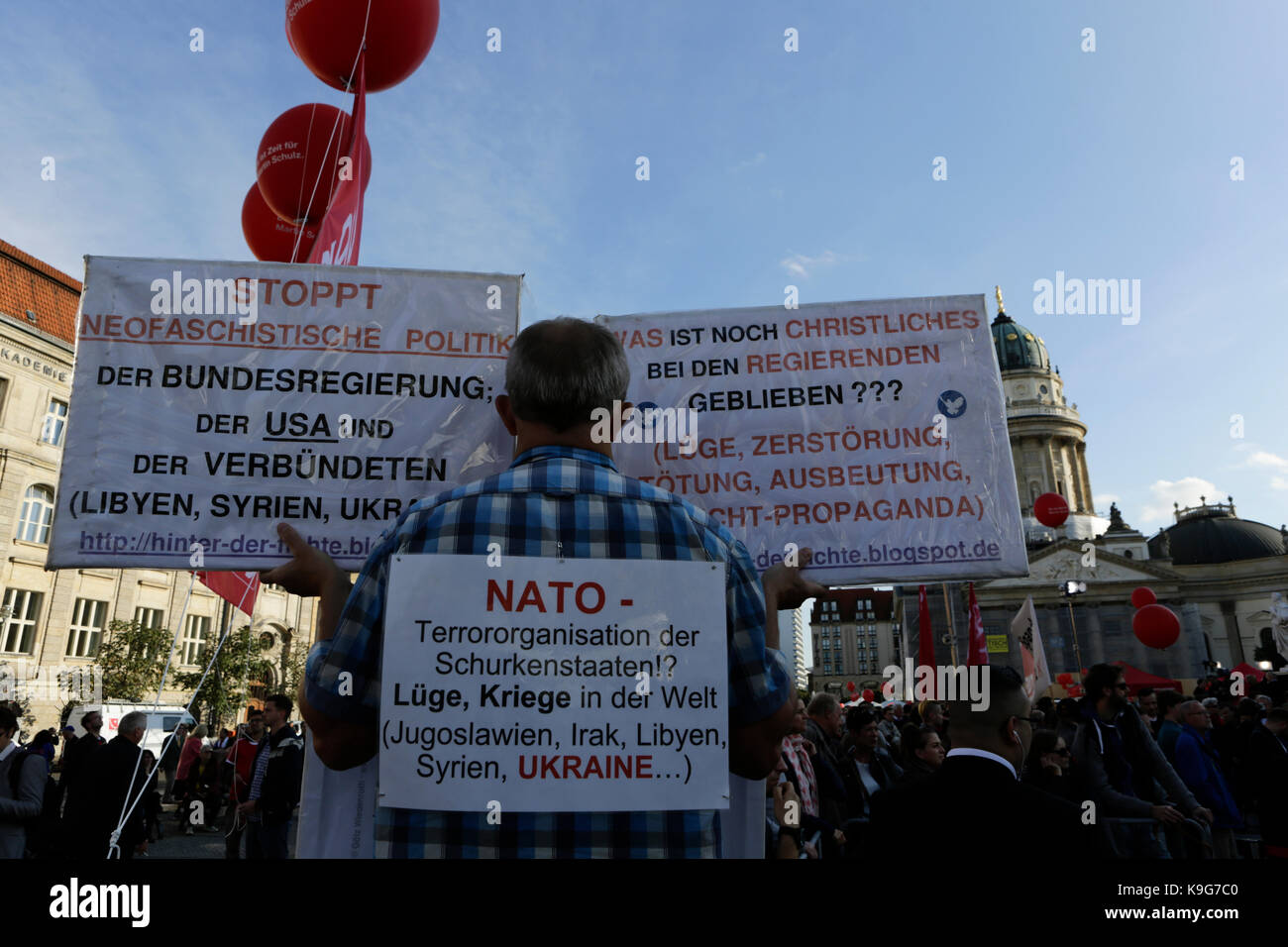 Berlín, Alemania. 22 sep, 2017. un manifestante ha traído algunos carteles para la manifestación. El candidato alemán para el rectorado de la SPD (partido socialdemócrata de Alemania) fue el orador principal en una gran manifestación en el centro de Berlín, dos días antes de las elecciones generales alemanas. Crédito: Michael debets/Pacific Press/alamy live news Foto de stock