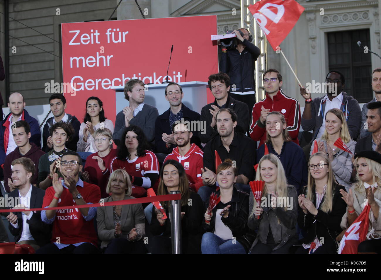 Berlín, Alemania. 22 sep, 2017. miles de partidarios del partido han acudido a la manifestación. El candidato alemán para el rectorado de la SPD (partido socialdemócrata de Alemania) fue el orador principal en una gran manifestación en el centro de Berlín, dos días antes de las elecciones generales alemanas. Crédito: Michael debets/Pacific Press/alamy live news Foto de stock