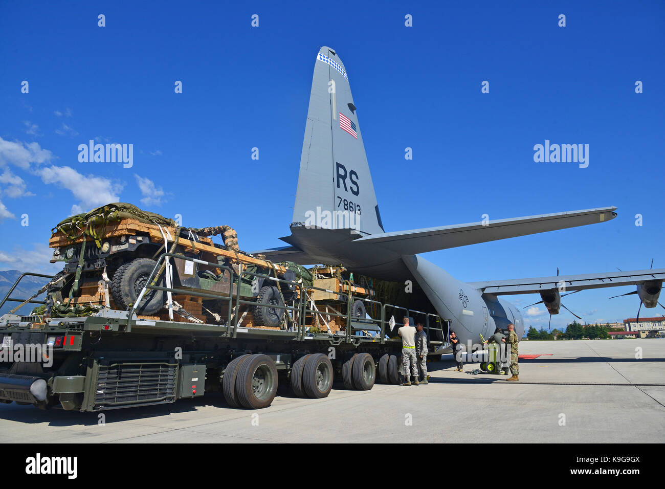 Humvees se cargan en C-17 Globemaster III Foto de stock