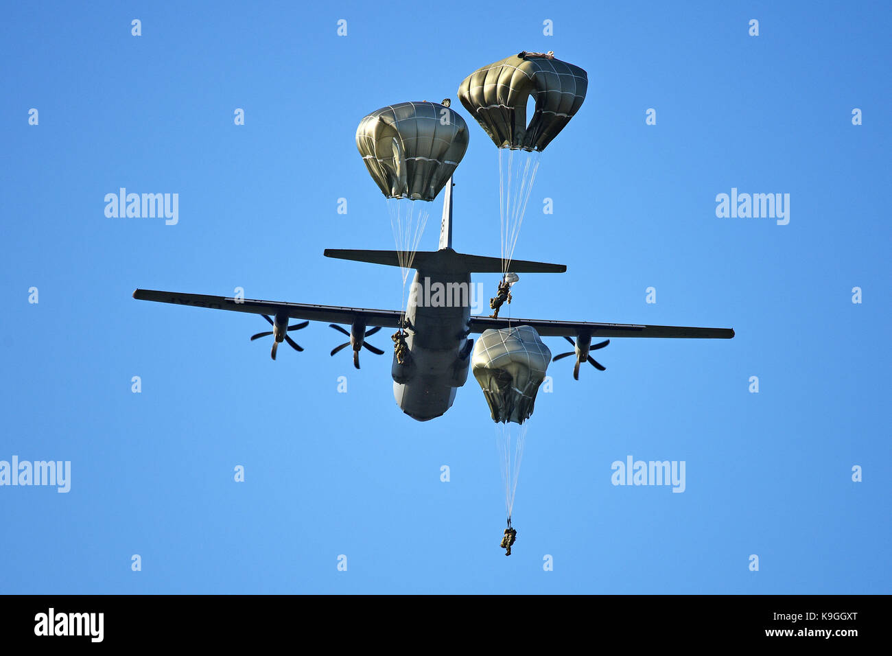 Los paracaidistas del ejército de EE.UU. asignados a la Brigada, Batallón de Apoyo Foto de stock