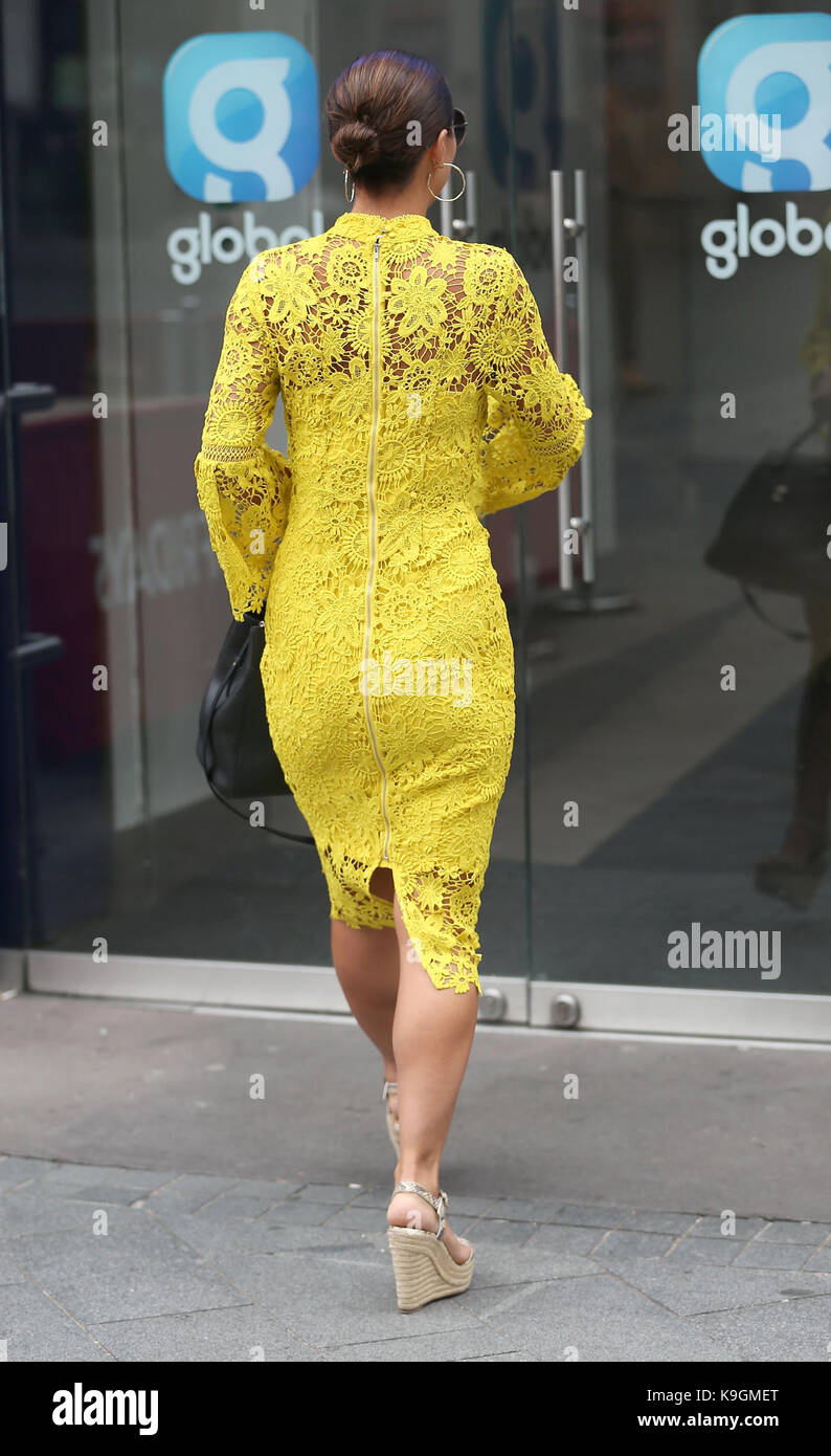 Vestido de encaje amarillo fotografías e imágenes de alta resolución - Alamy