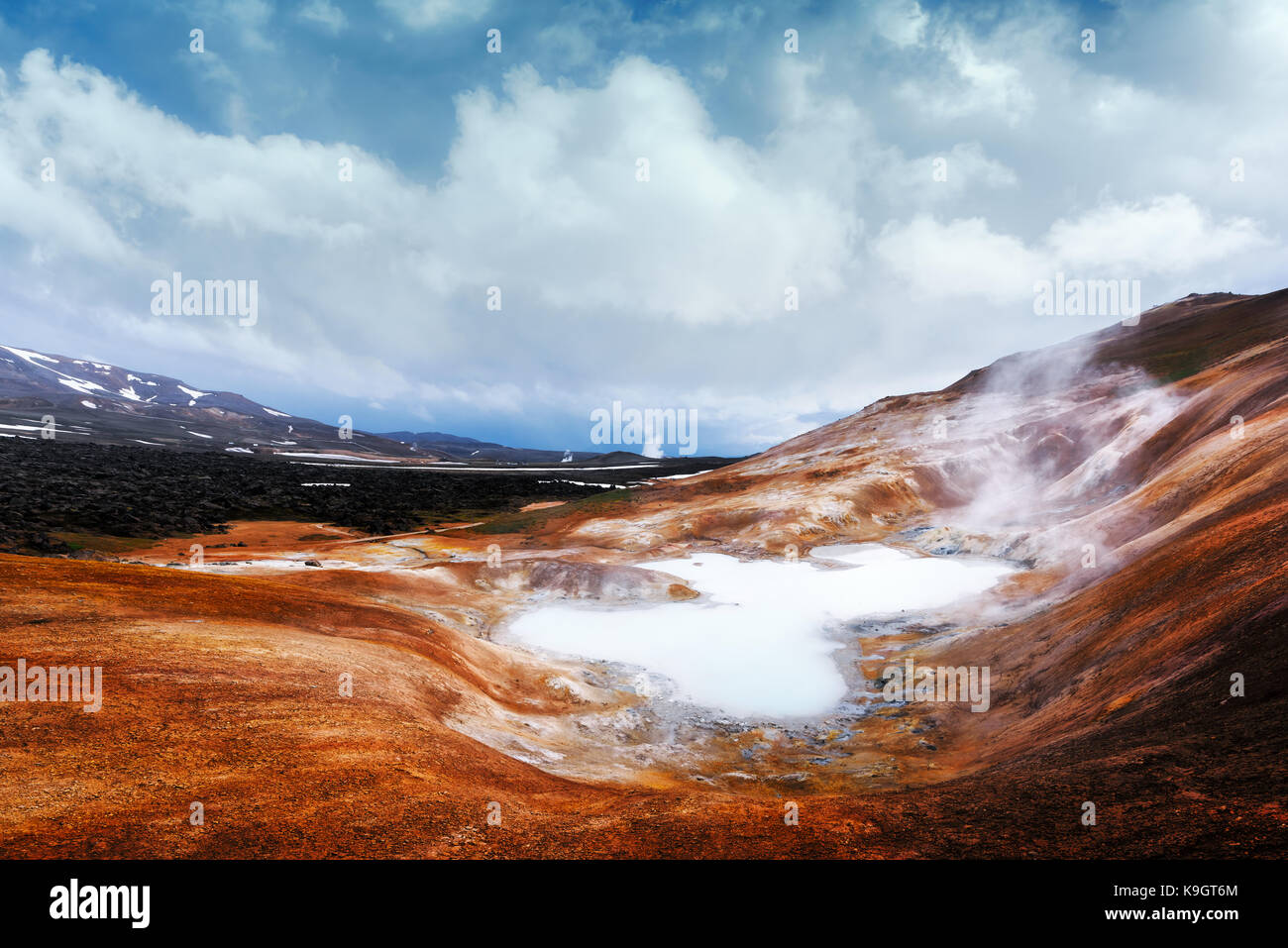 Ácido en el lago caliente valle geotermal Foto de stock