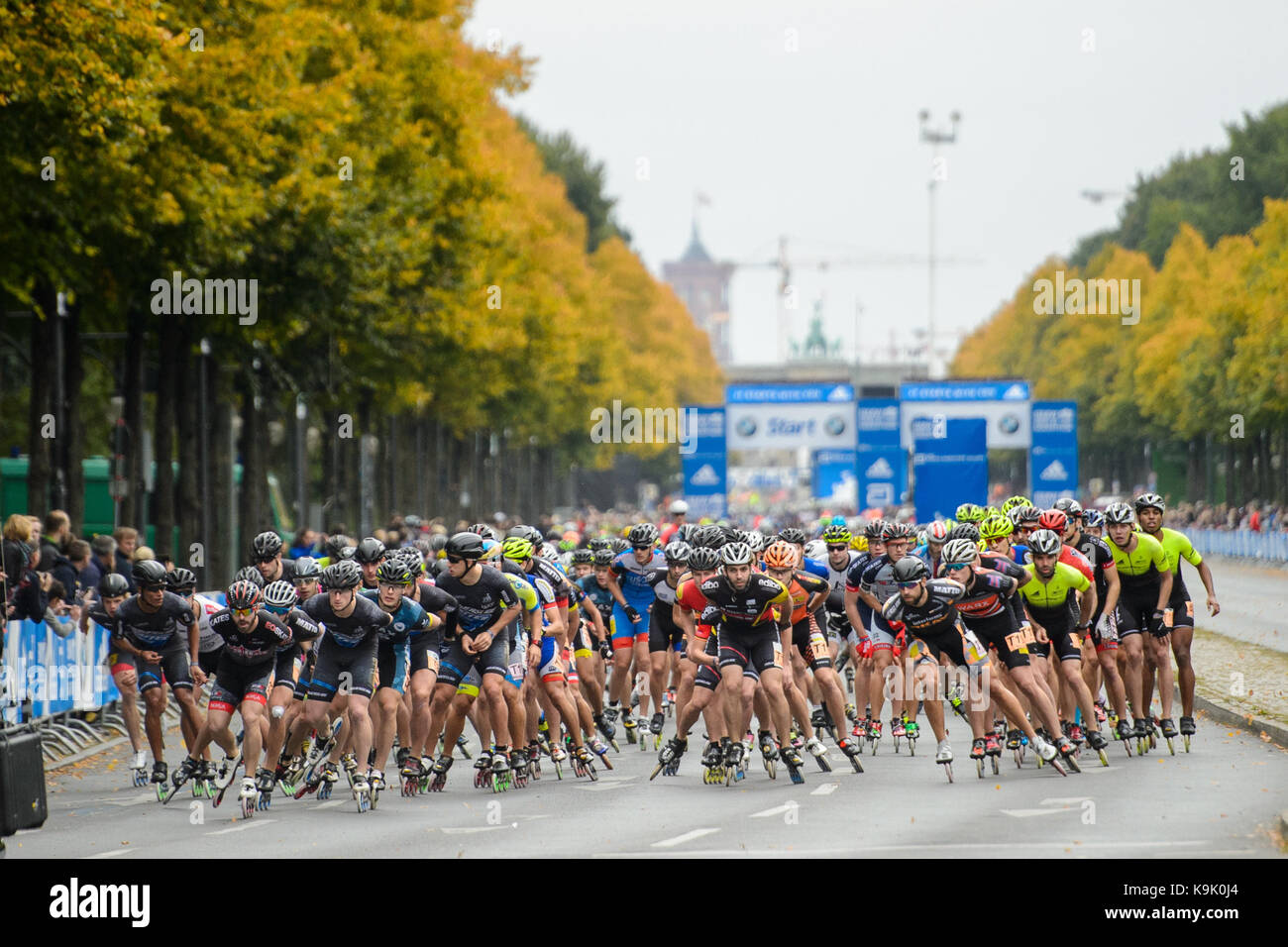 Patinadores en línea competir en el 44º Maratón de Berlín en el centro de Berlín, Alemania, el 23 de septiembre de 2017. foto: Gregor fischer/dpa Foto de stock