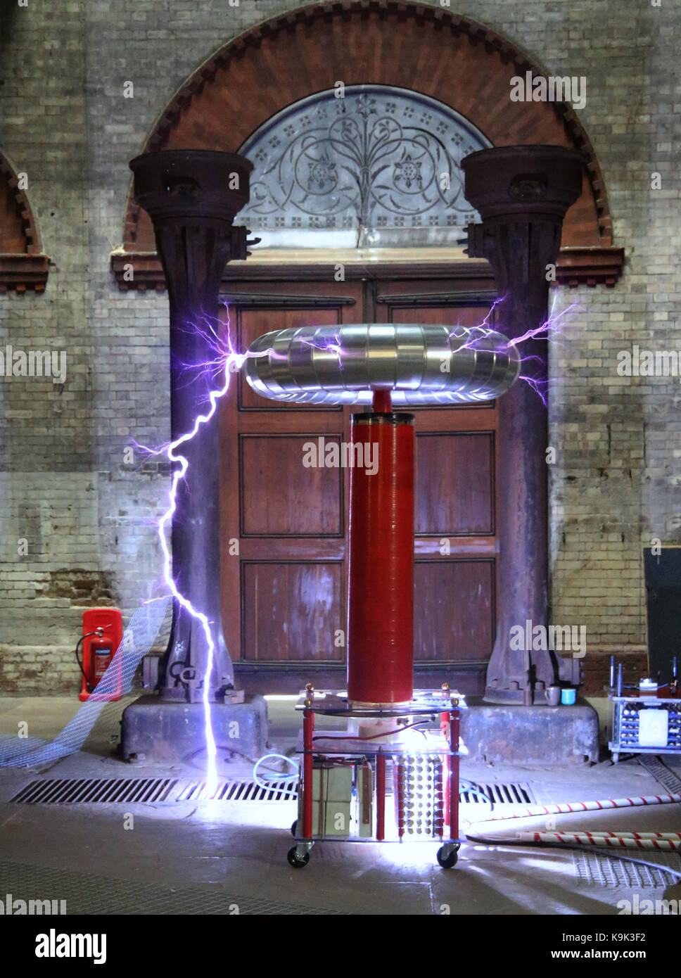 La Bobina de Tesla del Museu provoca arcos eléctricos de más 1 metro y  750.000 voltios – LA CIUTAT