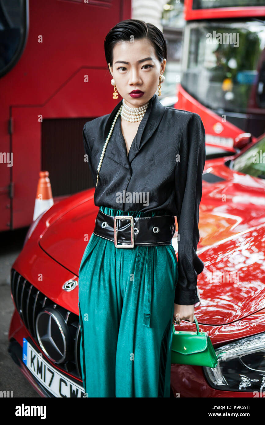 Proceso de fabricación de carreteras Auroch princesa Londres, Inglaterra - 15 de septiembre de 2017 hermoso y elegante de una  chica en una blusa negra, un pantalón verde, vintage chanel earrings  posando durante la semana de la moda de