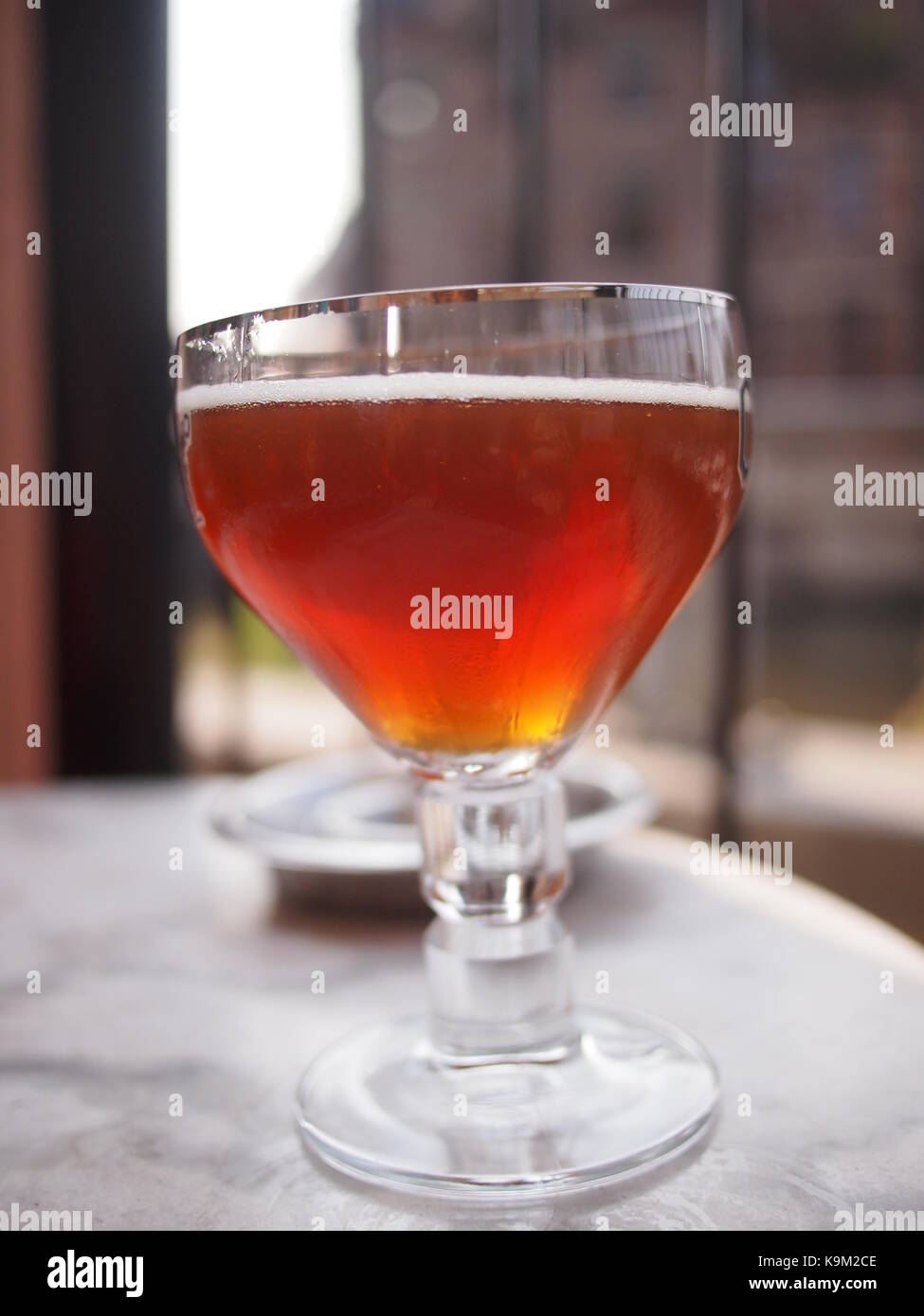 Gante, Bélgica - 26 de agosto de 2017: Un vaso de cerveza belga Foto de stock