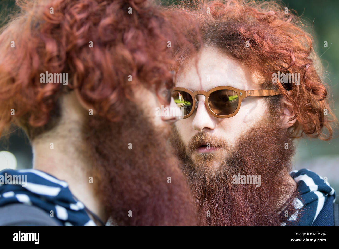Milán, Italia - 22 de septiembre de 2017: Fabrizio y valerio salvatori  gemelos usar gafas de sol durante el desfile de moda Armani, fotografiando  en la calle Fotografía de stock - Alamy