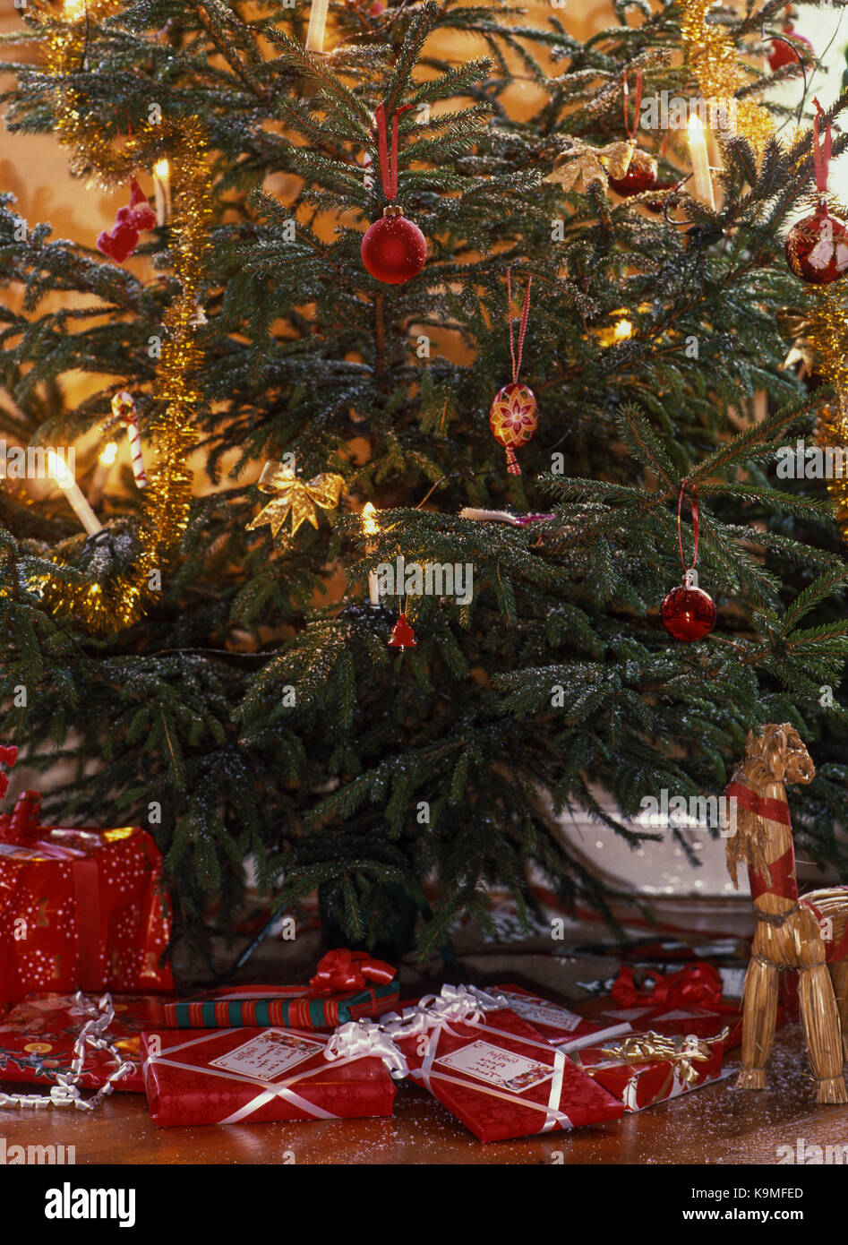 Paquete Navideño bajo el árbol de Navidad 2015 Foto de stock