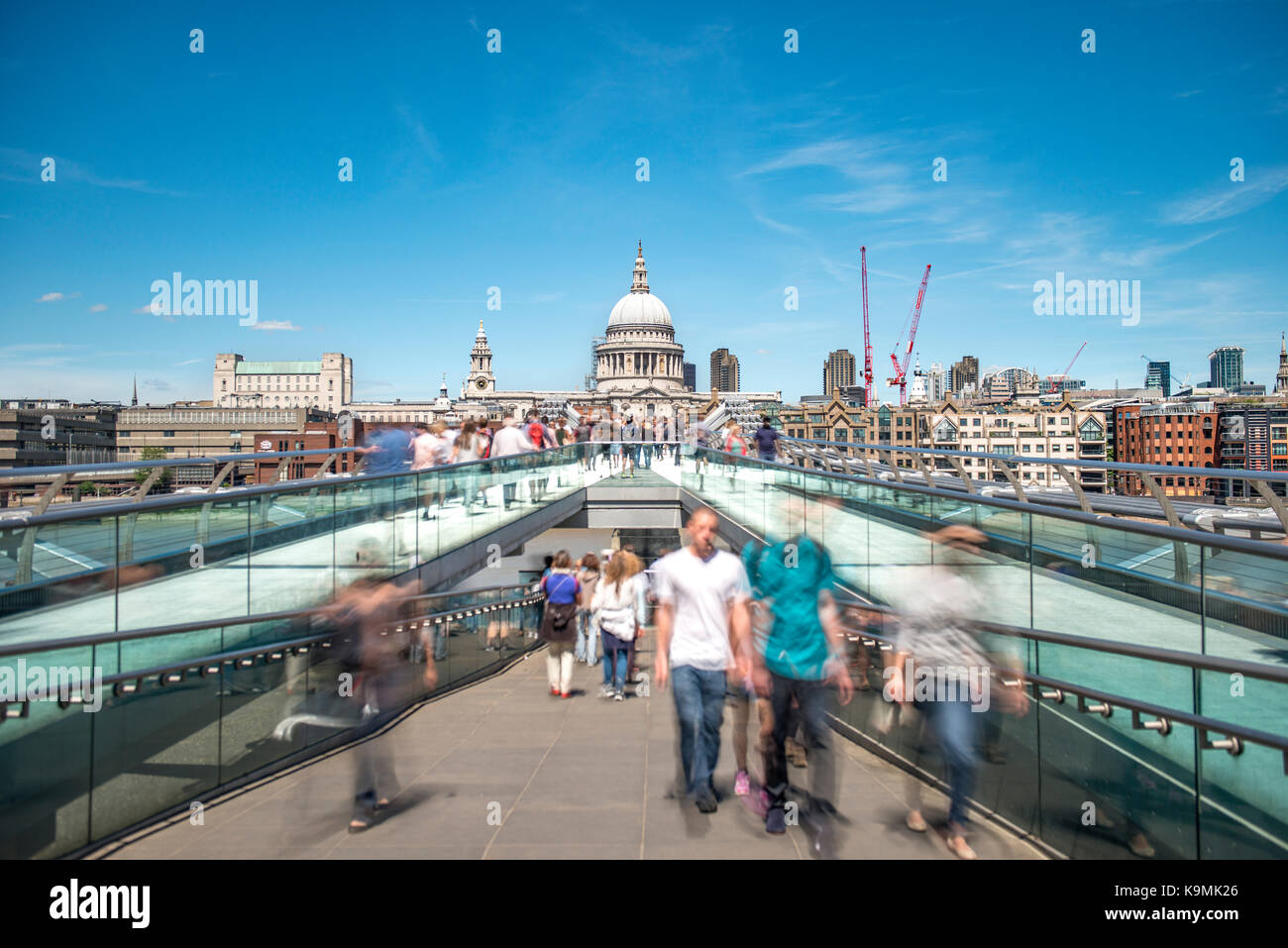 Millenium Bridge y la Catedral de San Pablo, Motion Blur, Londres, Inglaterra, Gran Bretaña Foto de stock