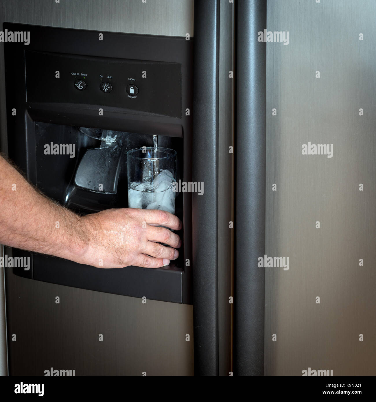 Refrigerador con máquina de hielo fotografías e imágenes de alta resolución  - Alamy