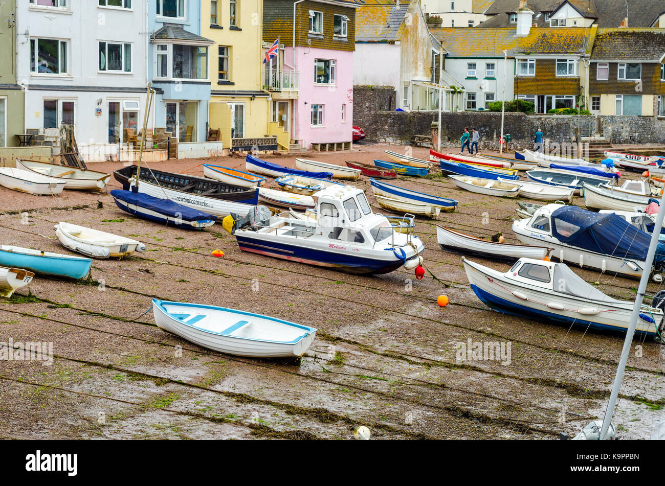 Barcas en una playa en Teignmouth, Devon, Inglaterra, Reino Unido. Foto de stock