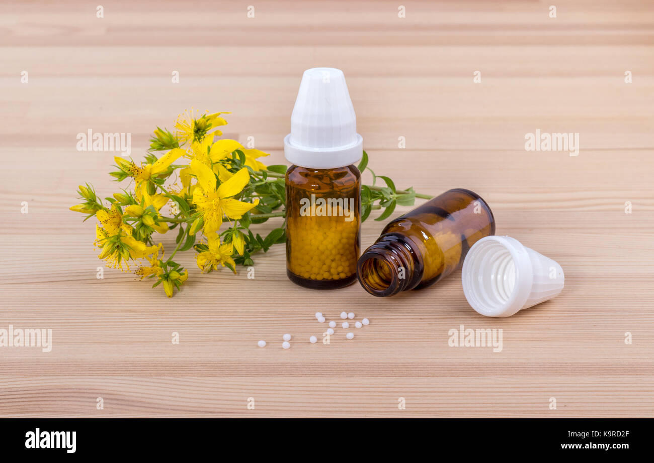 Remedio Homeopático con flores de St John. Foto de stock