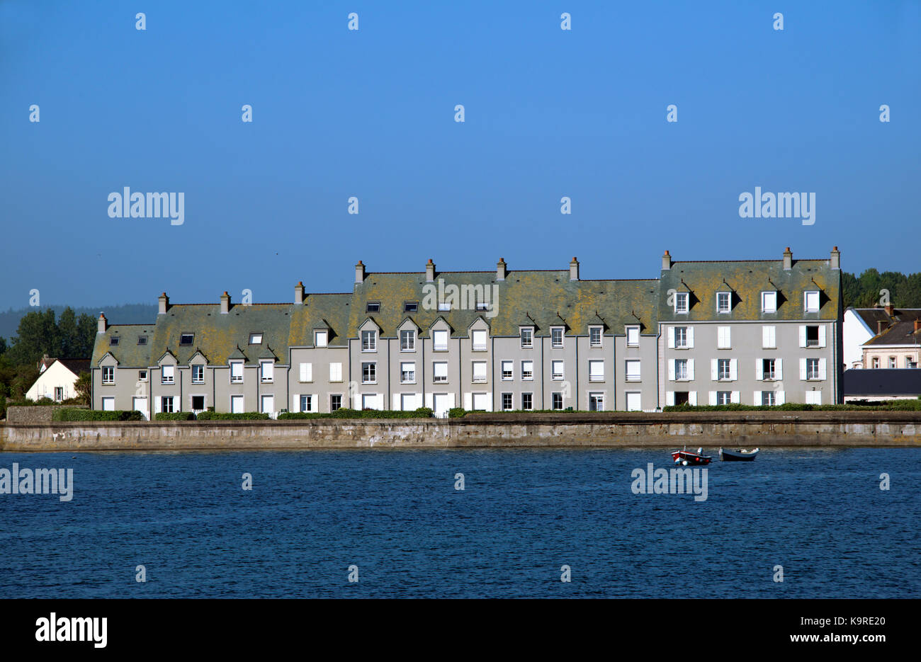 Casas Costa de la península de Cotentin Barfleur Normandía Francia Foto de stock